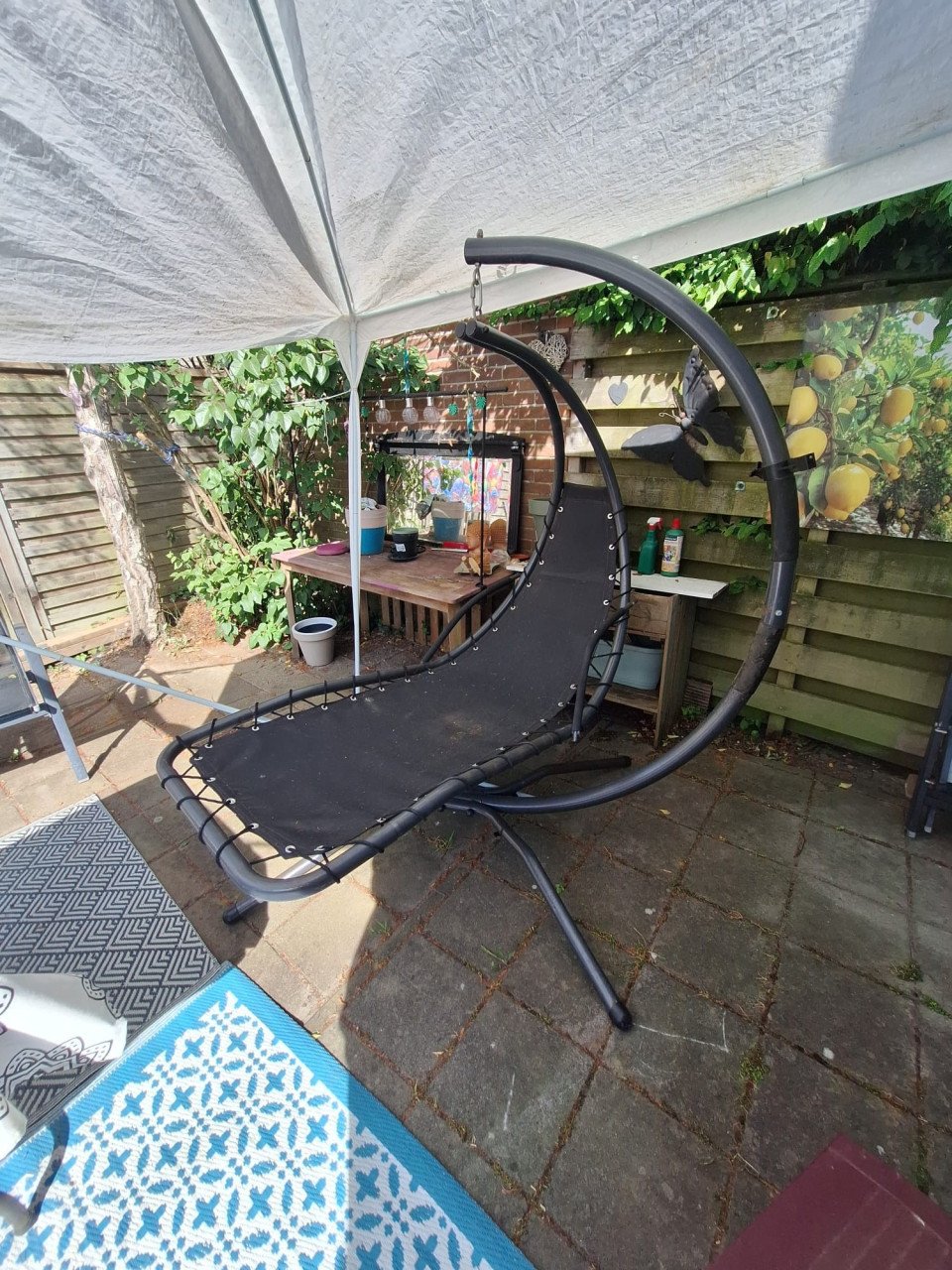 Standaard met hangligstoel.