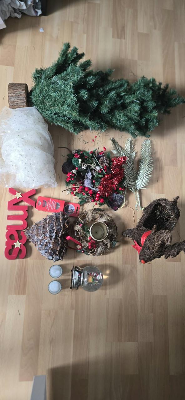 Veel kerstballen + Kleine kerstboom + Decoratie