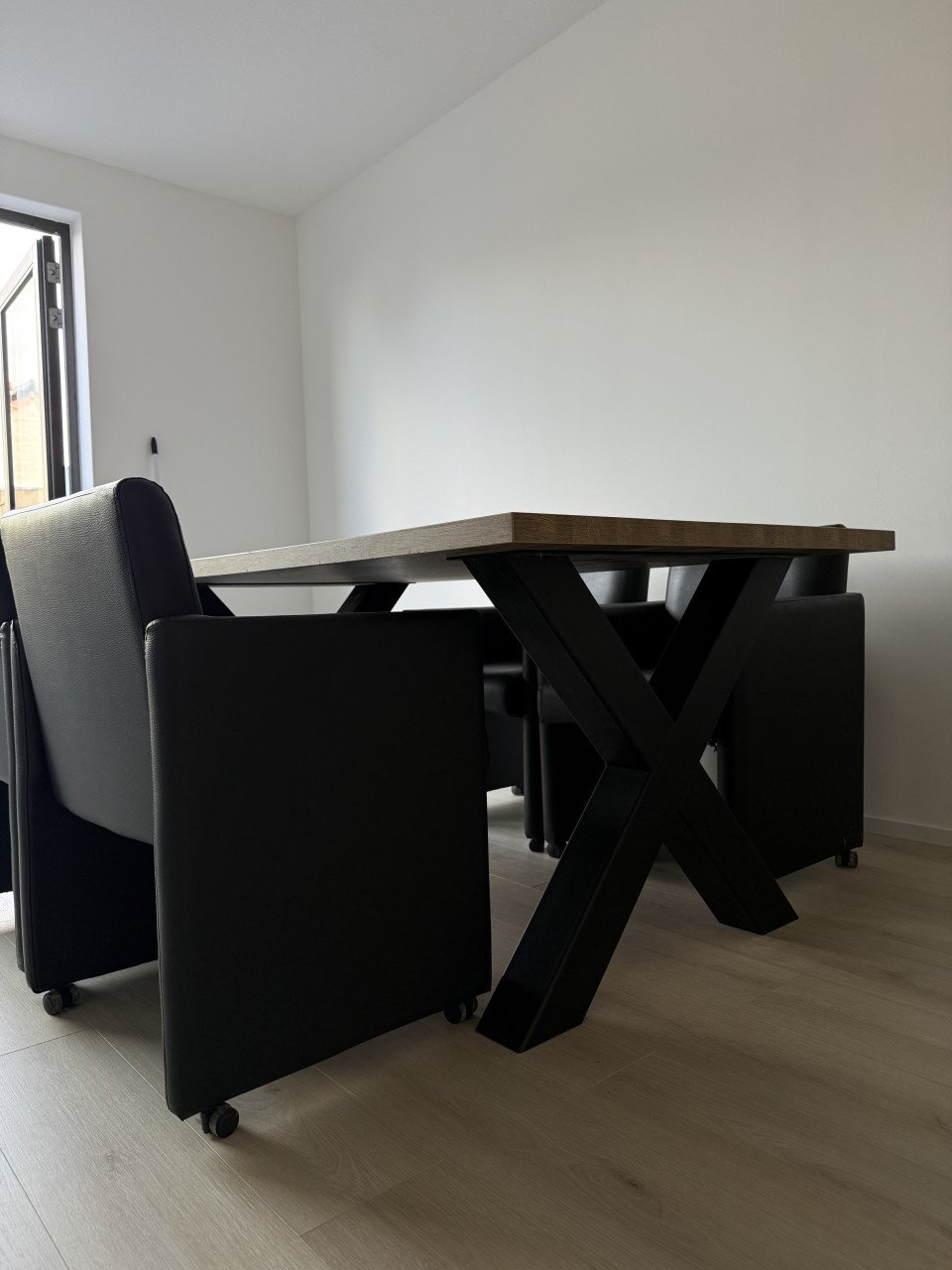 Eettafel mangohout met X poot en vier lederen stoelen