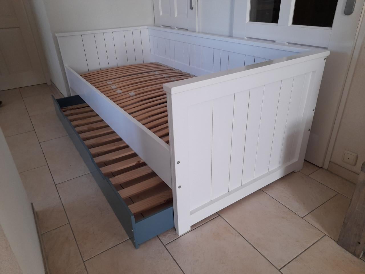 Stevig bed met onderschuif bed 90 x 200 (in goede staat)