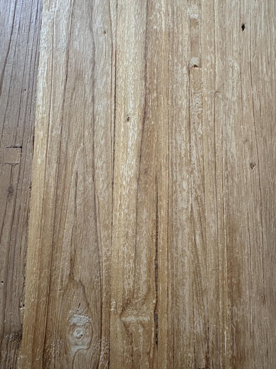 Houten tafel, inclusief zwarte poten