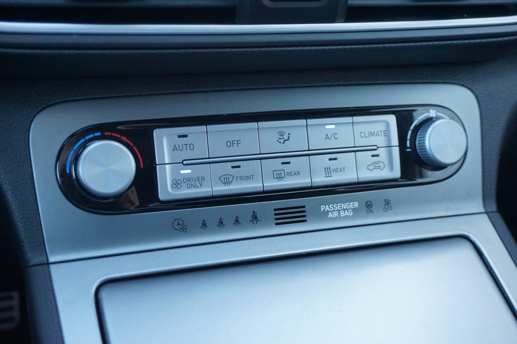 Hyundai Kona ev premium 64 kwh automaat - airco / navi / cruise / leder / s