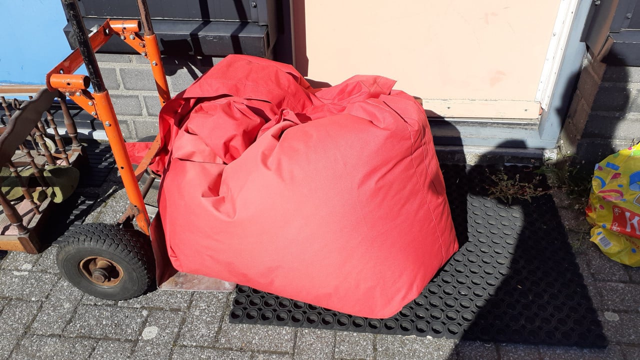 4 x Eetkamerstoelen met extra losse kussens & Zit-zak