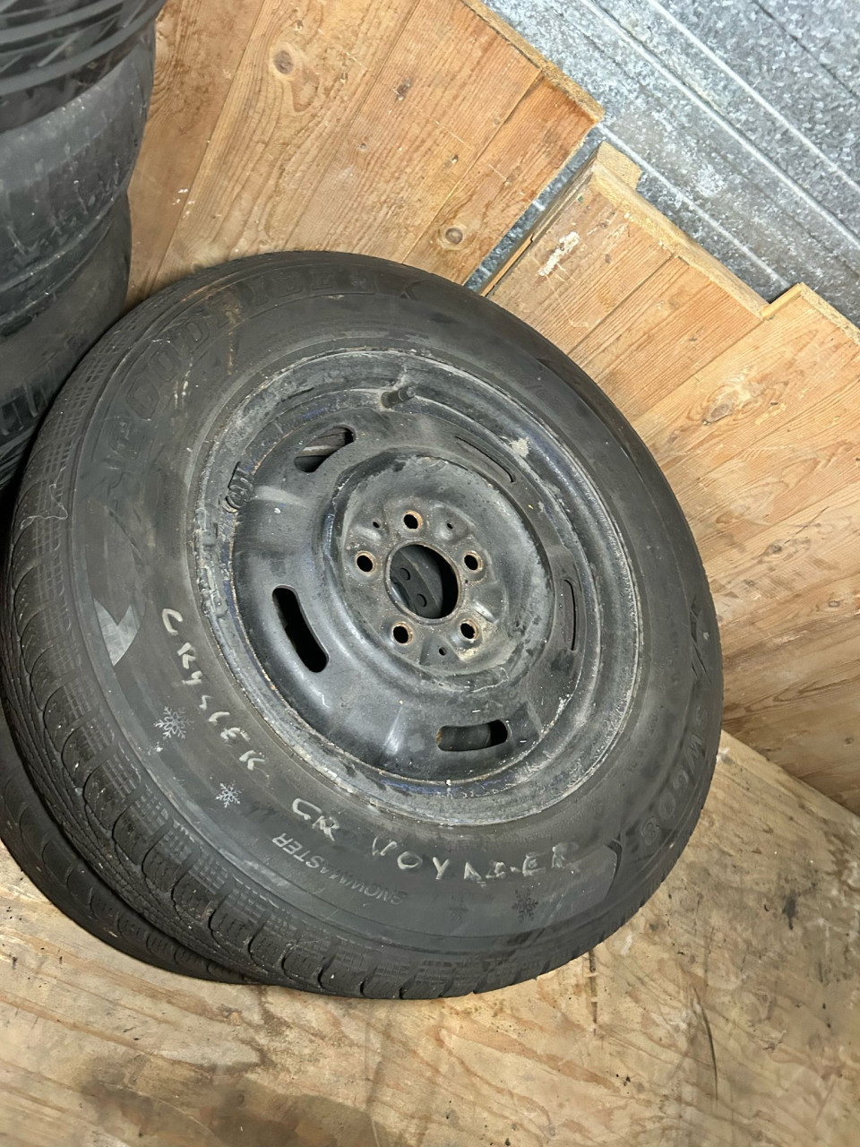CHRYSLER GRAND VOYAGER STALEN VELGEN- GOODRIDE WINTERBANDEN