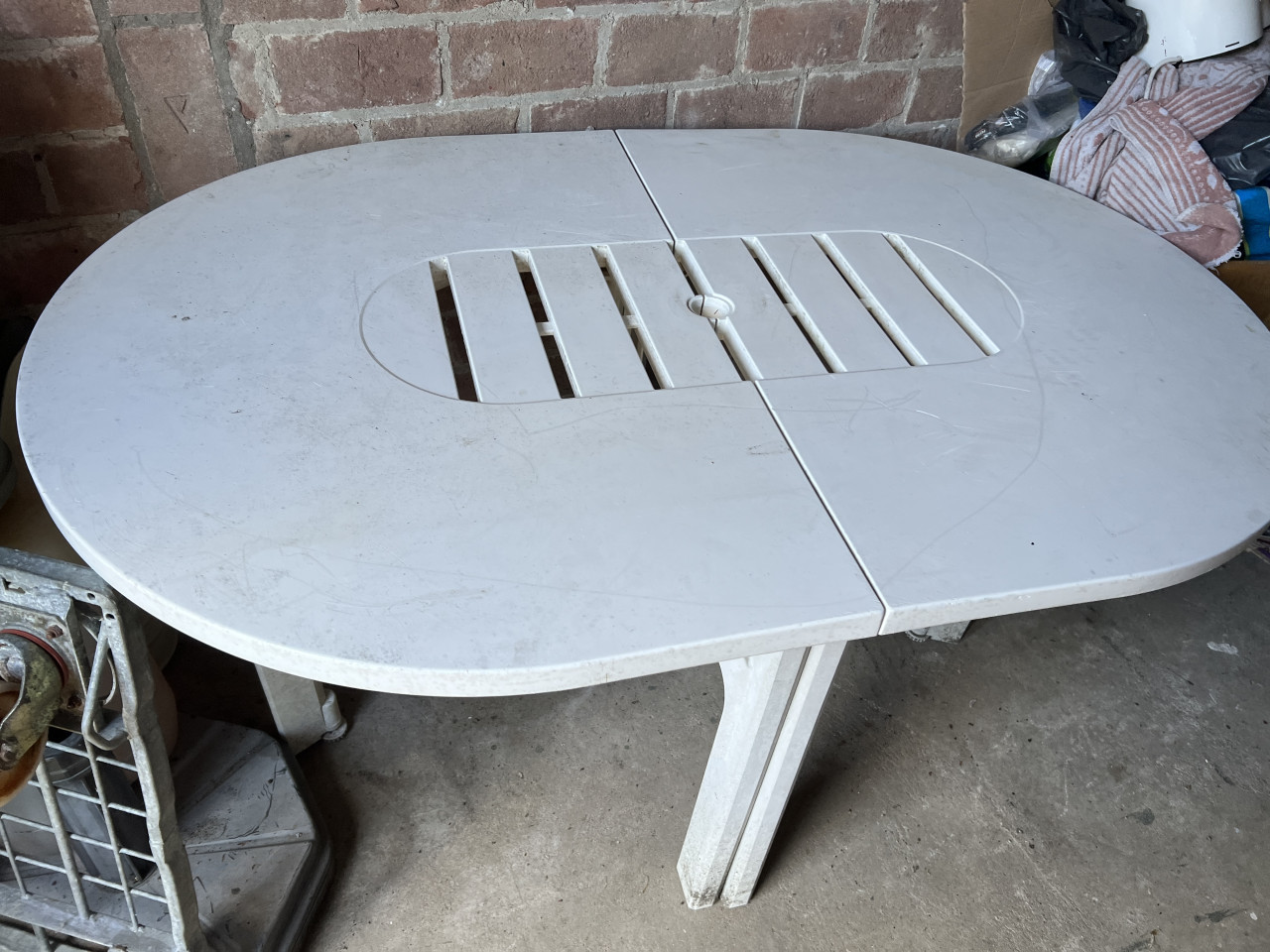Stevig Kunststof tuintafel wit met inzetstuk  / parasolgat