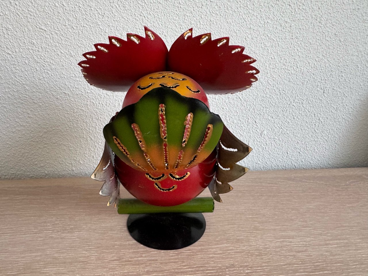 Handgemaakte, kleurrijke uil van gerecycled blik