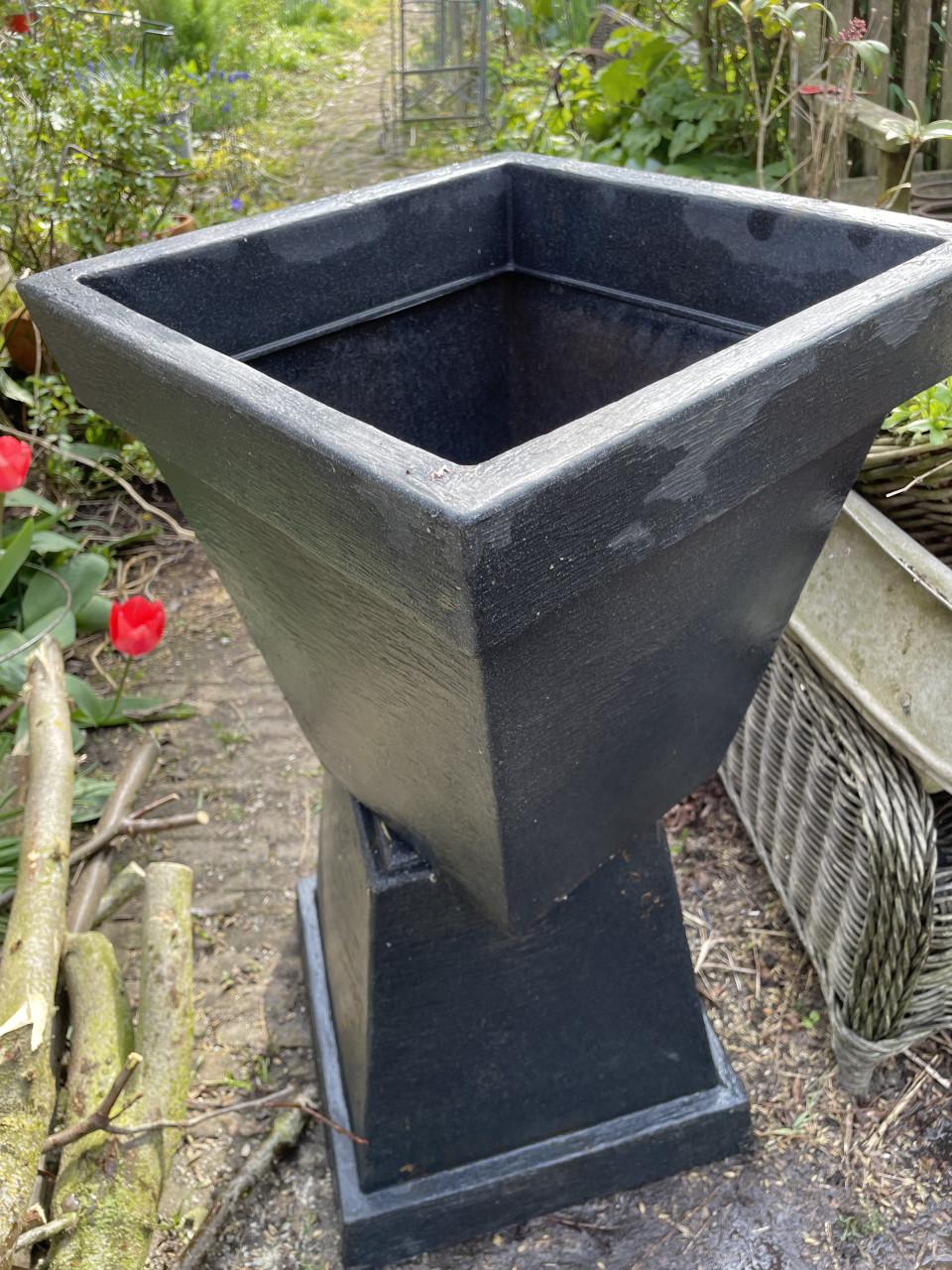 2x grote kunststof bloembakken