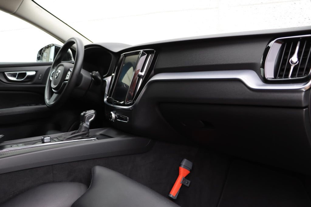 Volvo V60 2.0 t5 momentum 250pk