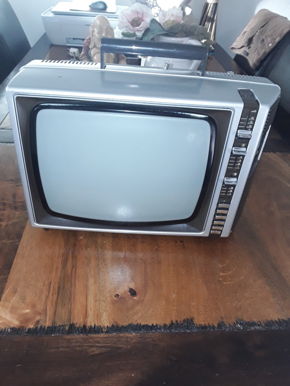 Te koop een  vintage draagbare tv Philips
