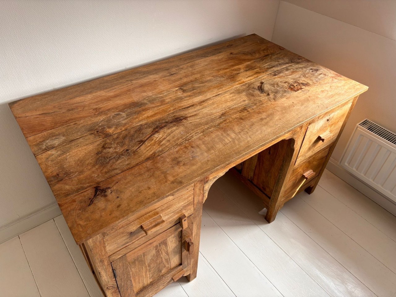 Mooi houten bureau - authentiek en stevig