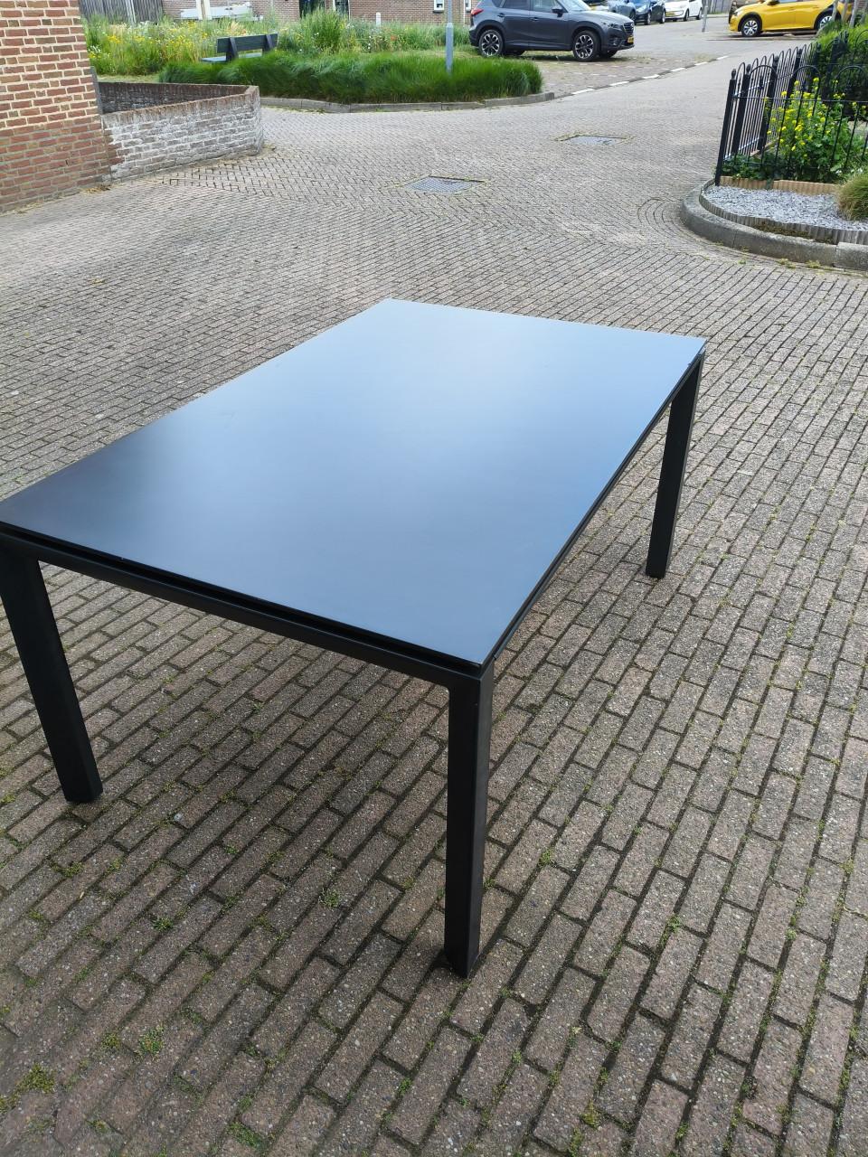 Prachtige tuintafel ZGAN