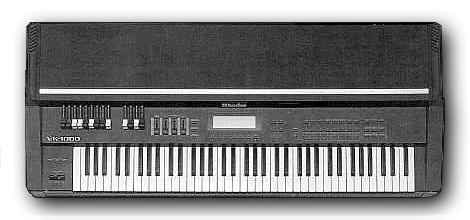 2  synthesizers ( roland rs 50 en Roland Rhodes VK-1000 ) met standaard