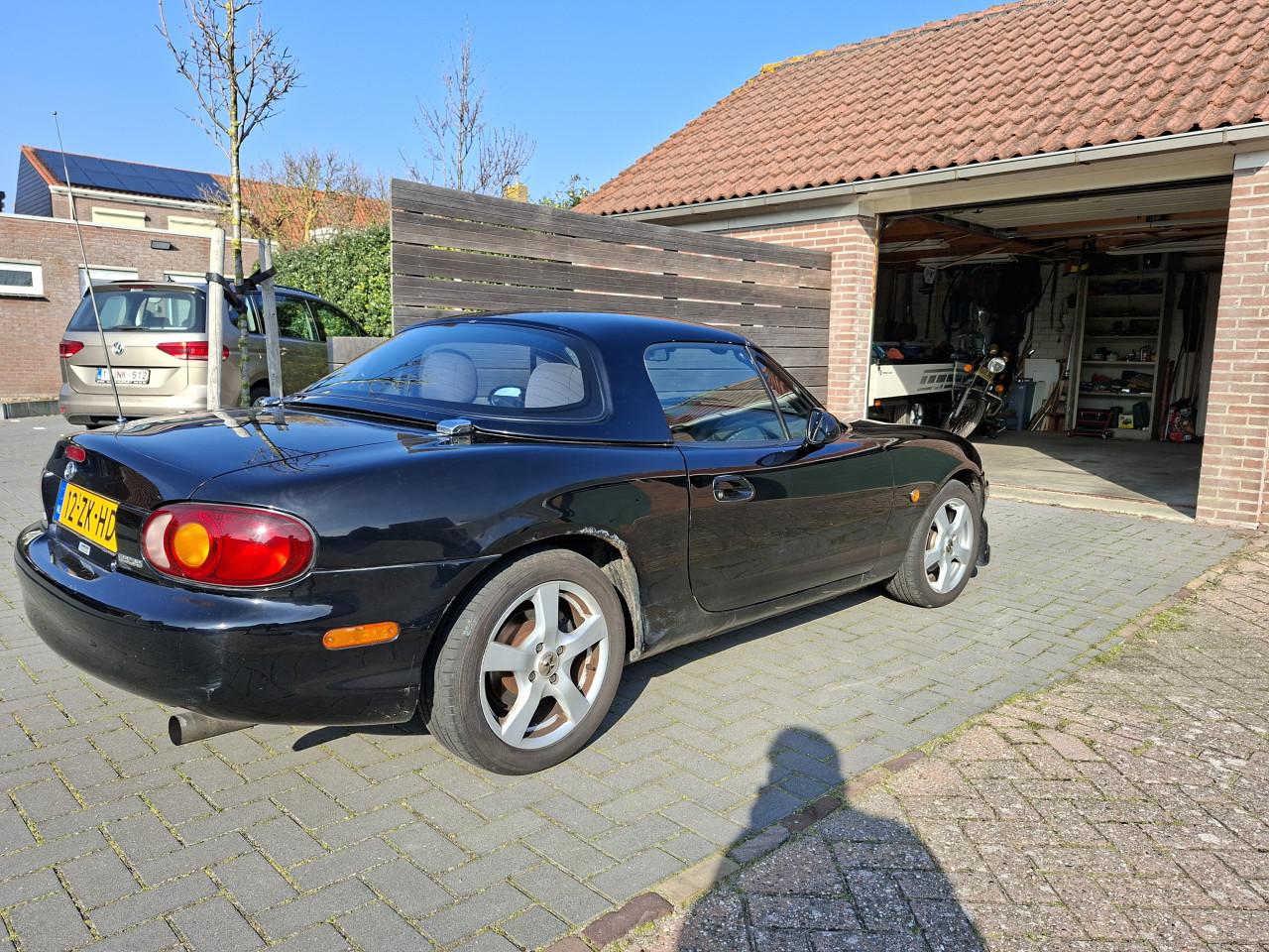 Zwarte Mazda MX-5 (2000) – Softtop en Hardtop – APK tot sept!