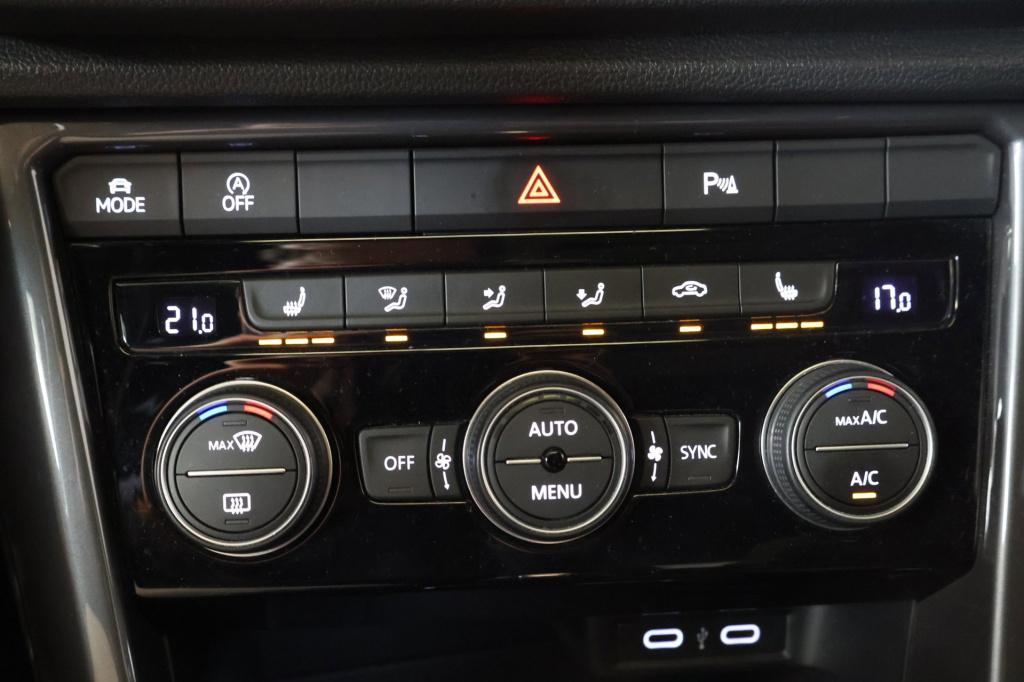 Volkswagen T-roc 1.5 tsi sport business r|stoelverwarming|trekhaak|parkeers