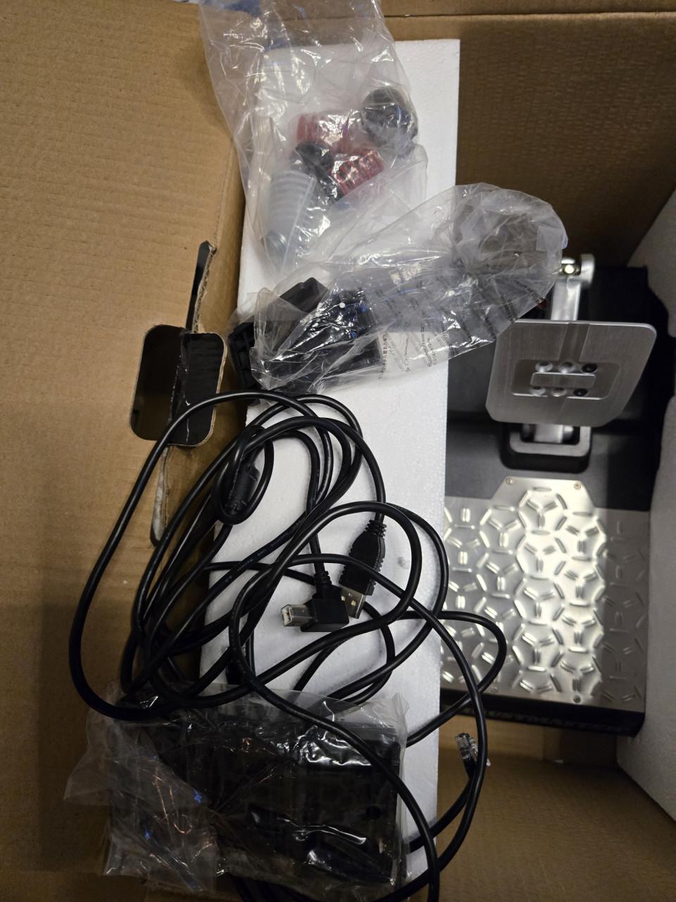 Thrustmaster T300 RS GT Edition racestuur en Thrustmaster T-LCM Pedals,