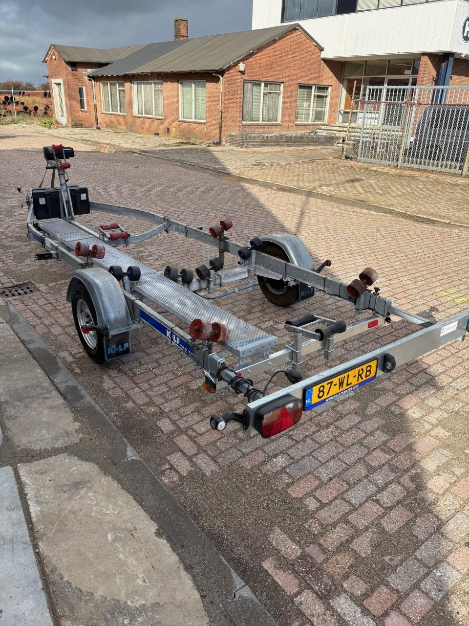 Kalf enkelas boottrailer 1800kg 6,2m met grote beurt en elektrische lier