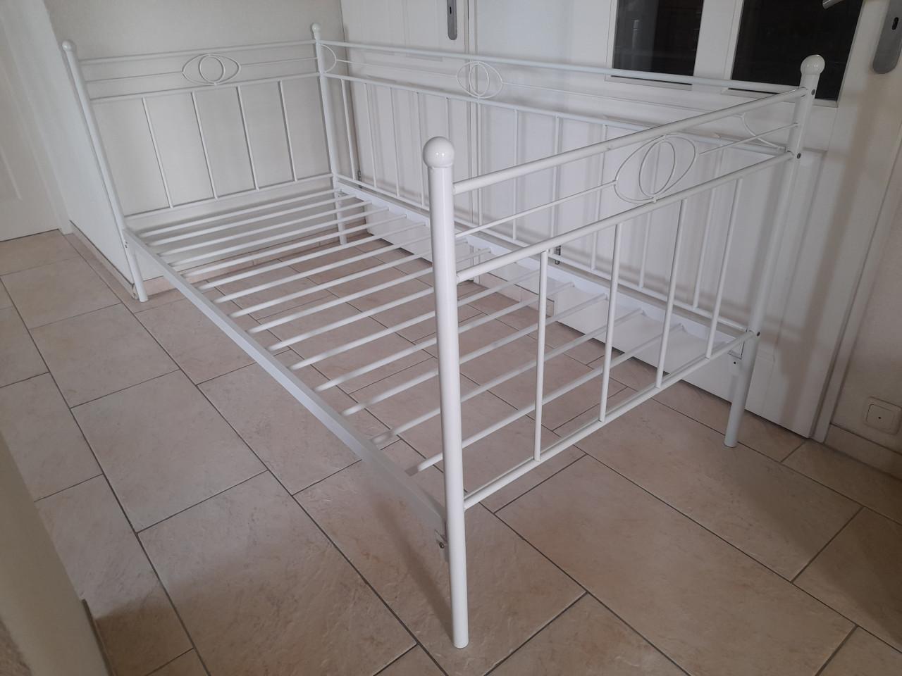 1 Persoons meiden bed  90 x 200 (in goede nette staat )