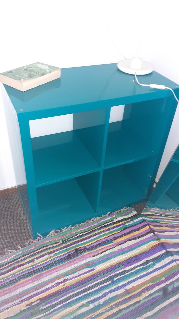 Blauwe (teal?) vakkenkast