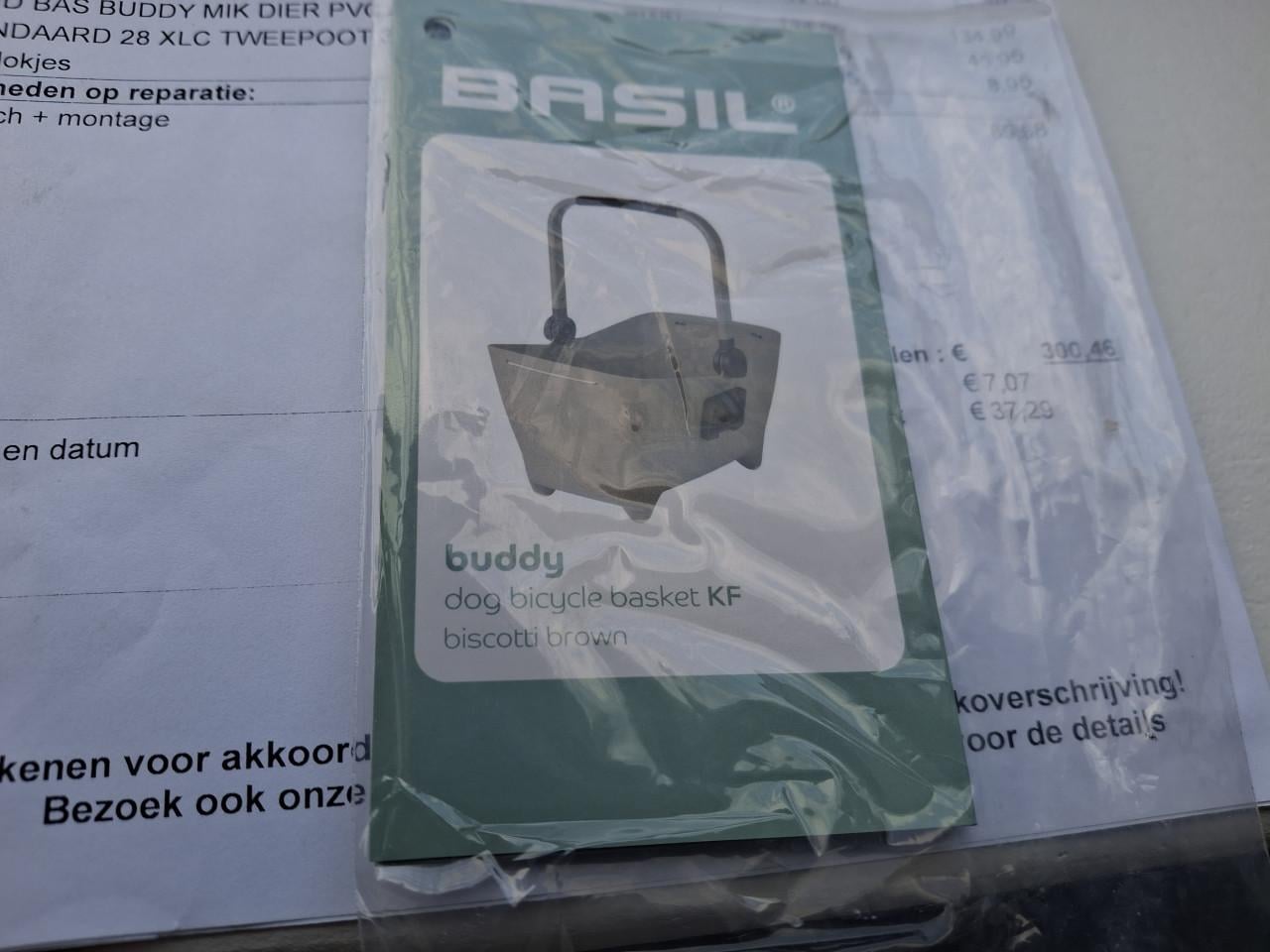 Basil fietsmand voor aan het stuur