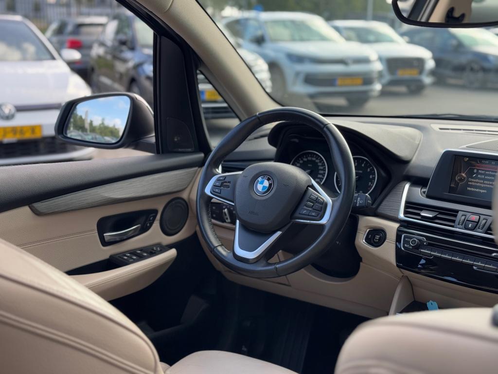 BMW 2-serie gran tourer 220i luxury 7p. * trekhaak * leer * panoramadak * n