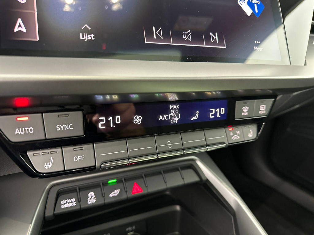 Audi A3 sportback 40 tfsi e s-line pano matrix camera acc lane