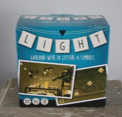 Nieuw in verpakking lichtslingr met 78 letters en symbolen