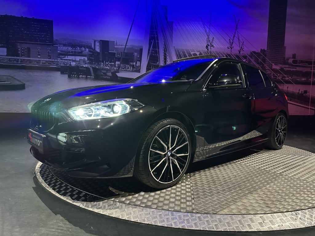 BMW 1 Serie 118i high executive *m-pack*pano*harmankardon*m-technic stoelen