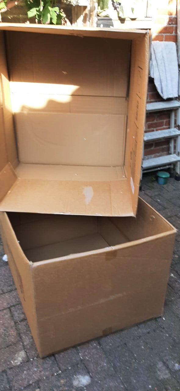 2 heel grote stevige dozen en 2 piepschuim blokken