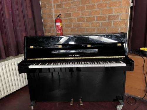 Te koop wegens beëindiging activiteiten mooie Piano Eterna Zwart Hoogglans