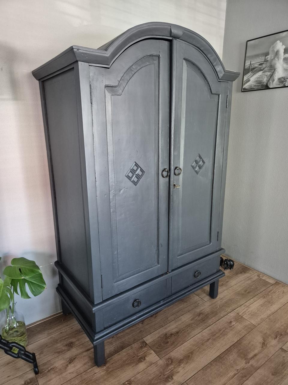 Te koop zware houten buffetkast