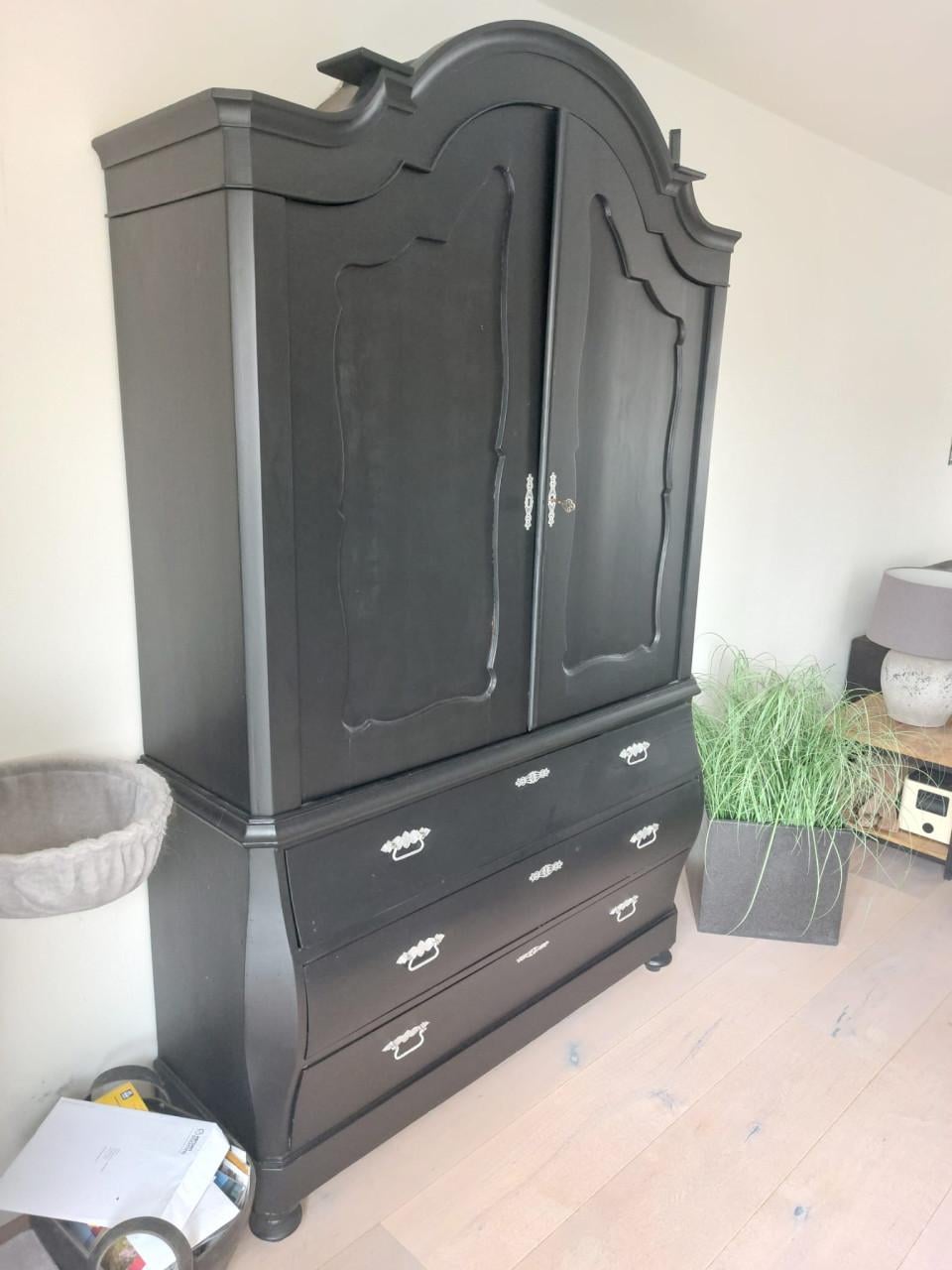 Oude buikkast te koop