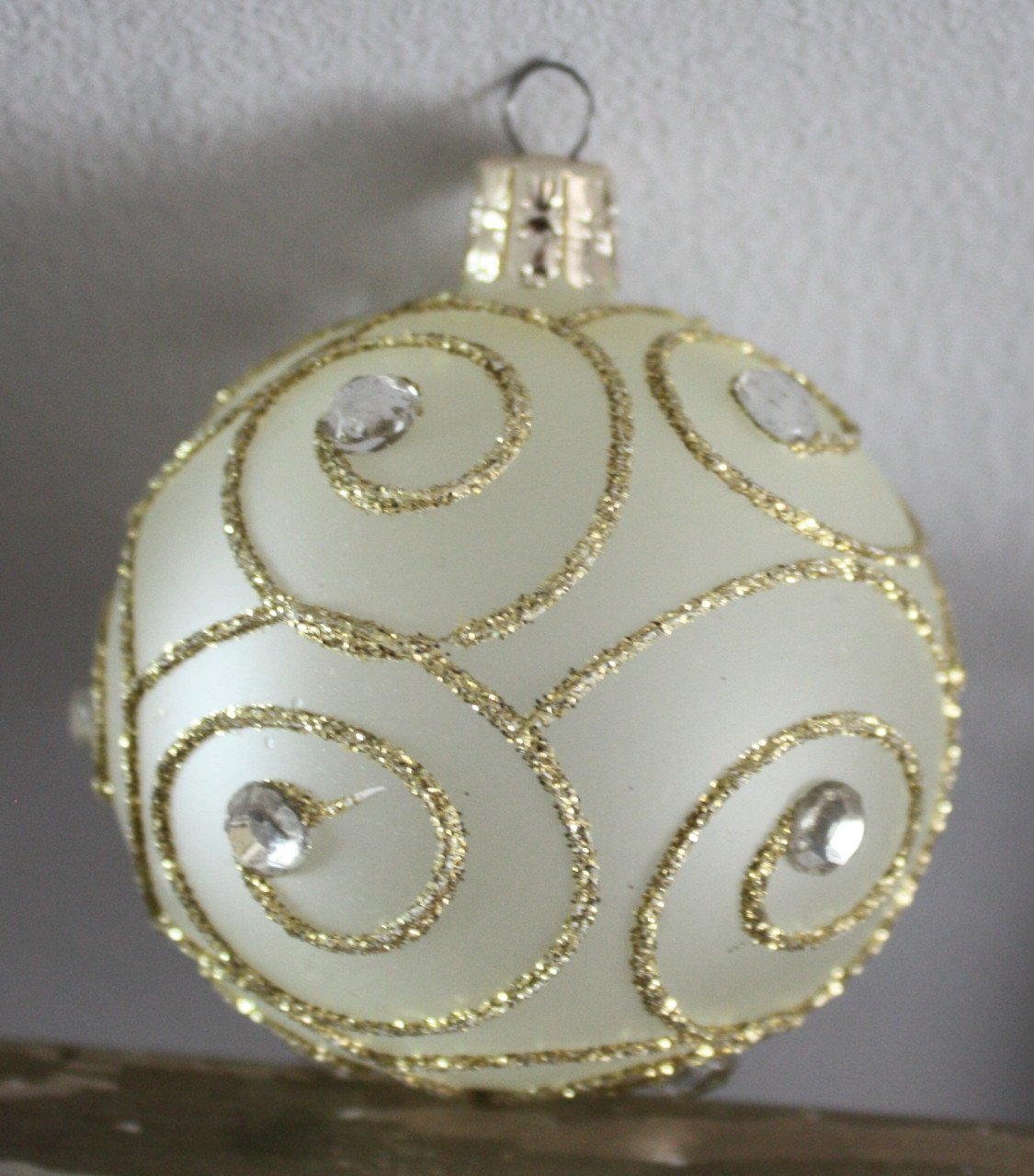 Glazen kerstbal goudkleur met werkje en steentje