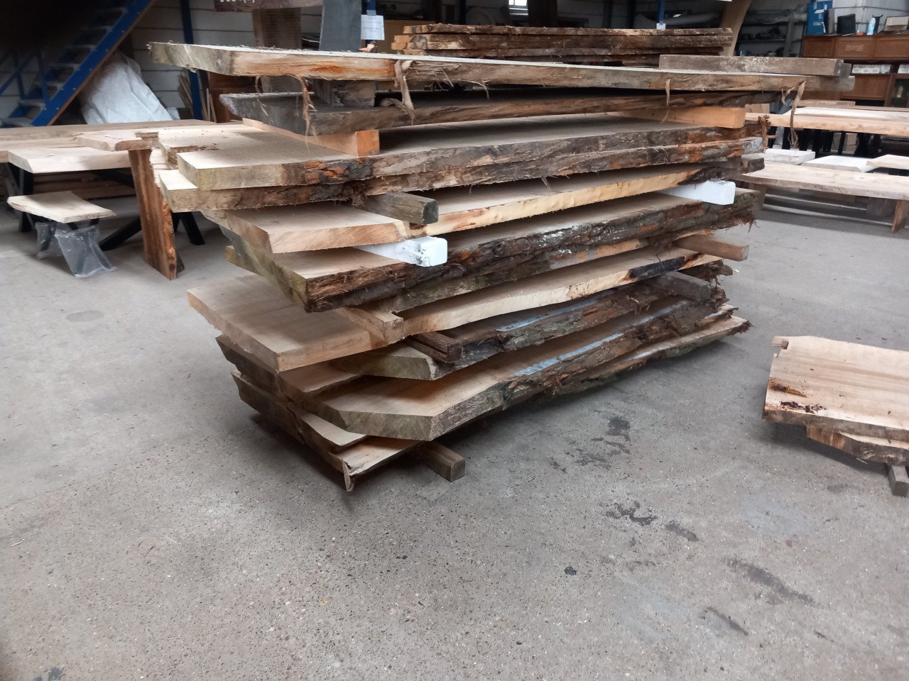 Boomstamtafels tafelbladen wandplanken salontafel bartafel in boomstamvorm