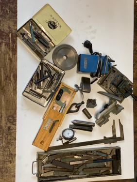 Diverse toebehoren draaibanken o.a meetinstrumenten en draaibeitels enz. zi