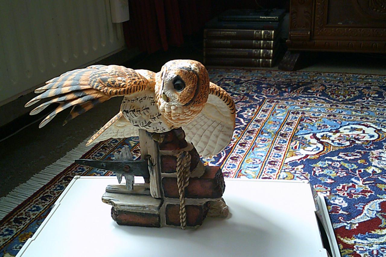 GROTE - porseleinen - UIL, zittend op oude deurpost ...