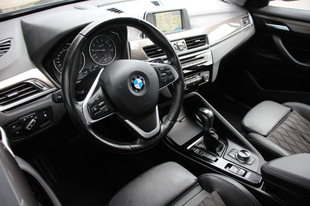 BMW X1 sdrive20i corporate lease executive | led | half leder | pdc |