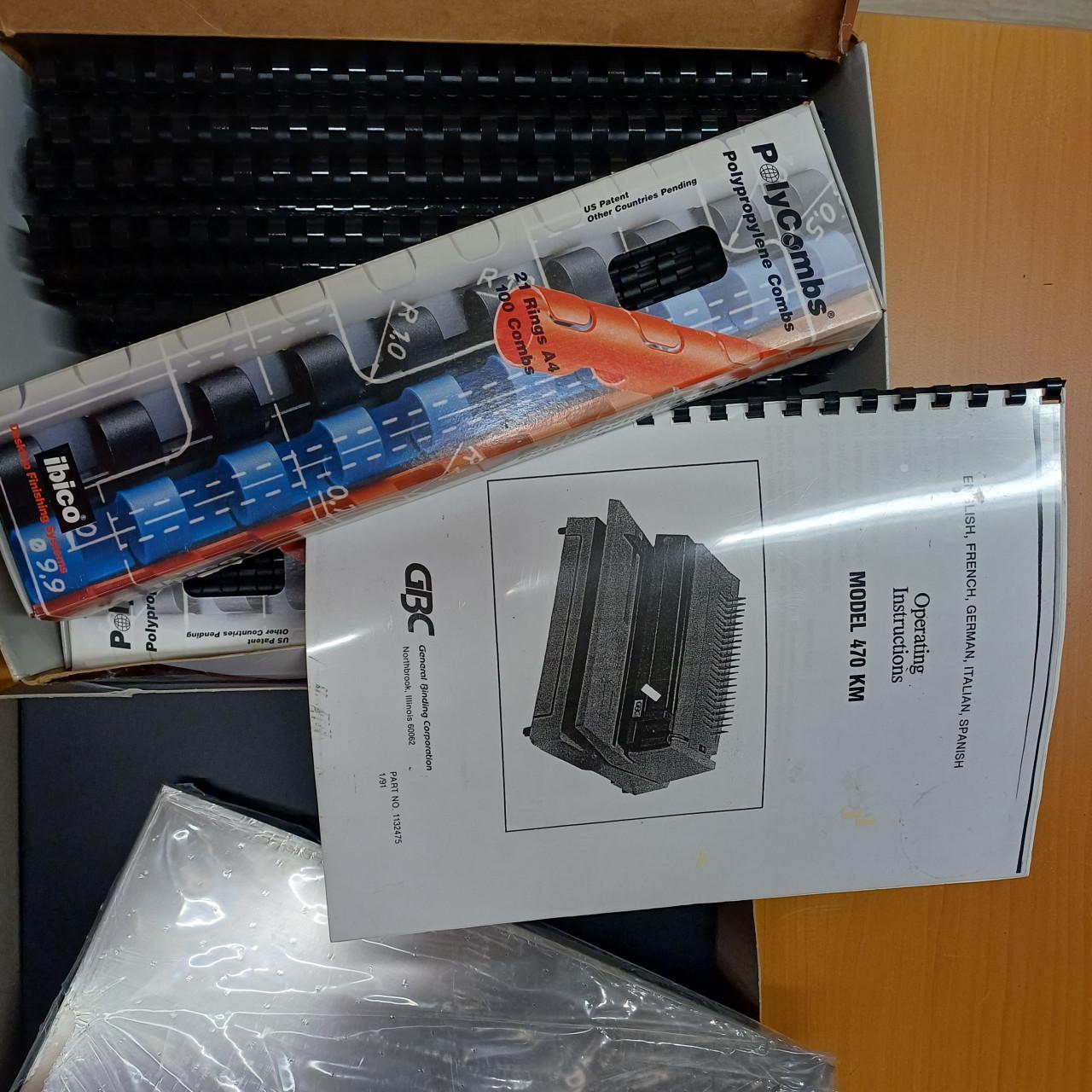 Inbindmachine (GBC model 470 KM) voor je eigen mappen te maken