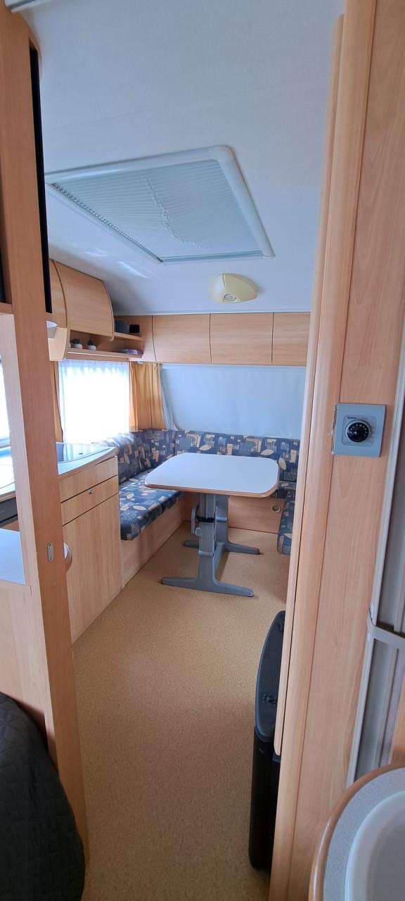Caravan met voortent en luifel
