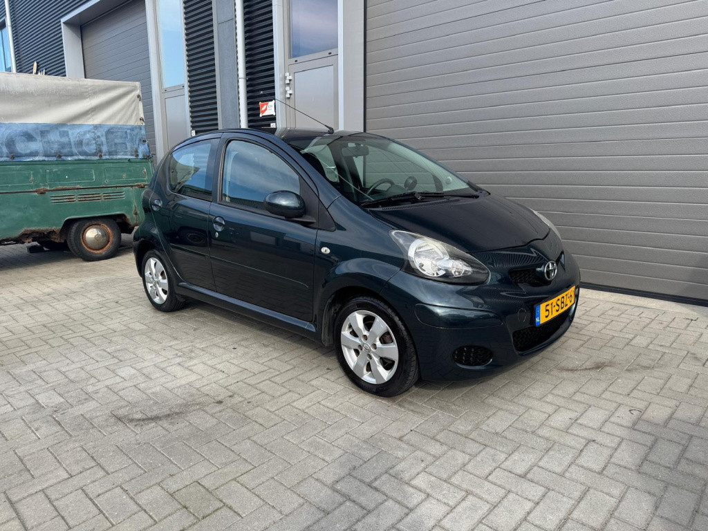 Toyota Aygo 1.0-12v aspiration green navigator