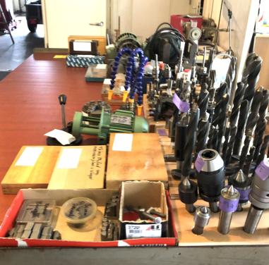Verkoop 1/11 (draaibank) gereedschap, (brommer) onderdelen en restvoorraad