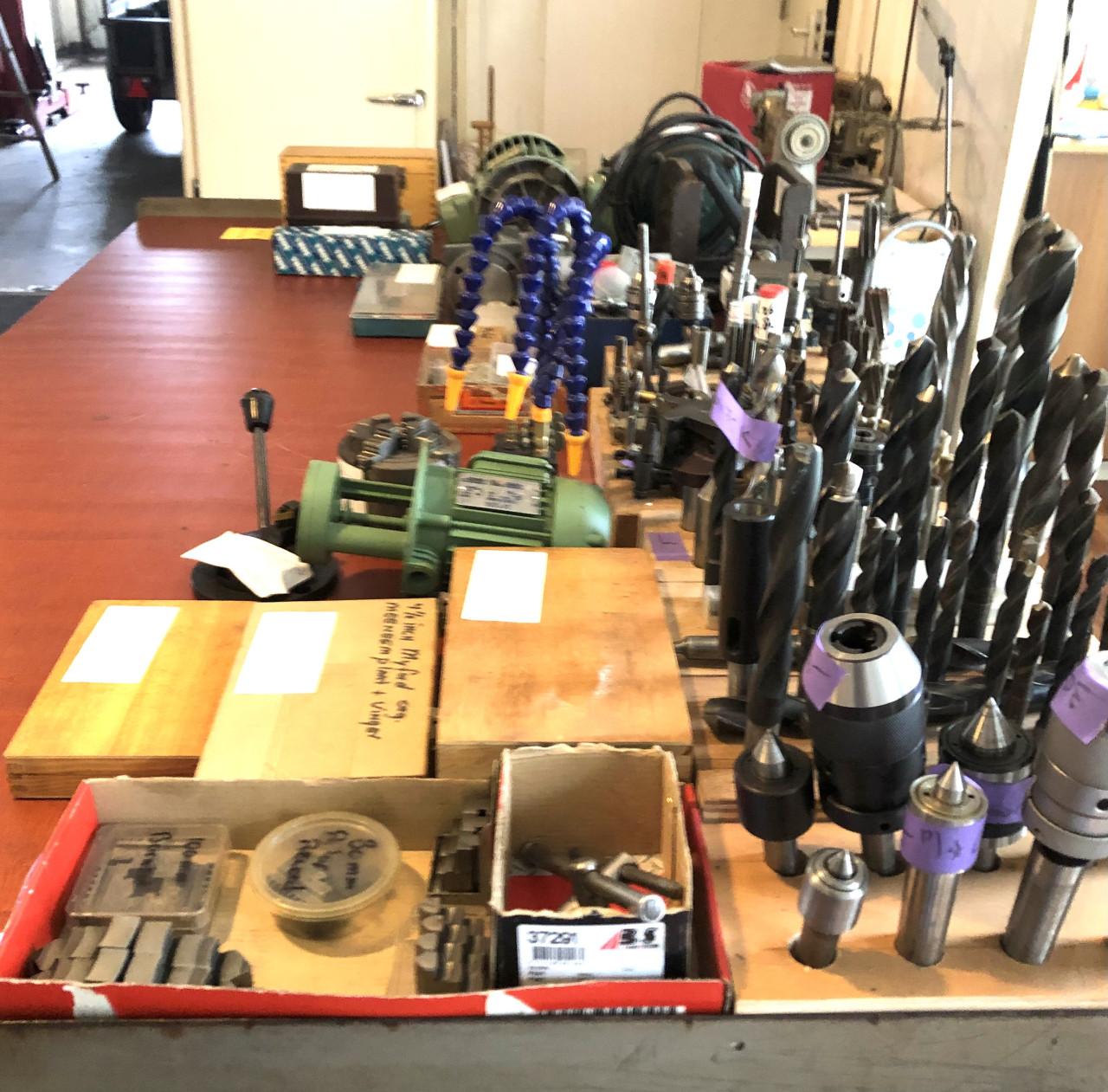 Verkoop 1/11 (draaibank) gereedschap, (brommer) onderdelen en restvoorraad