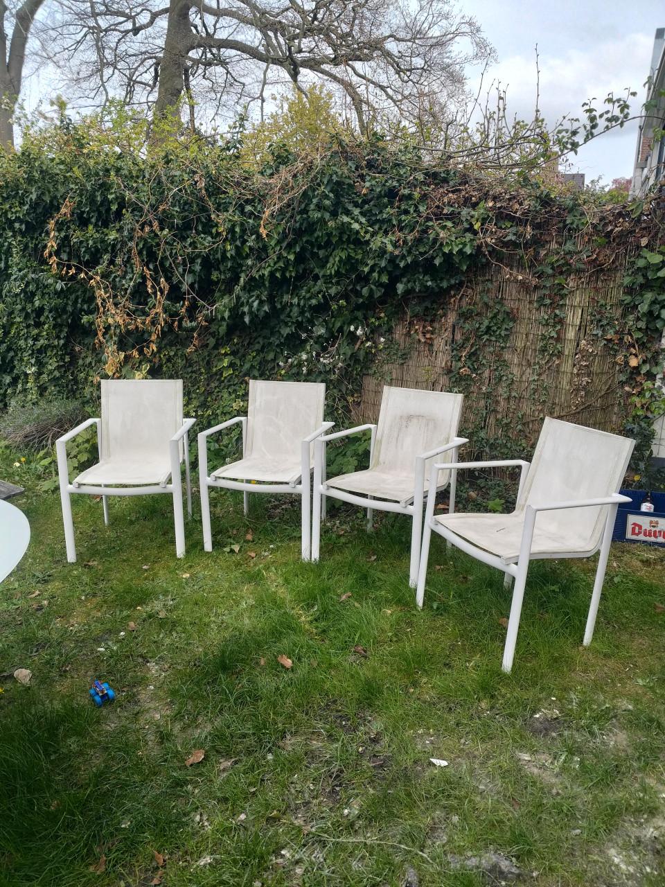 Ronde tafel en 4 stoelen  buiten terras