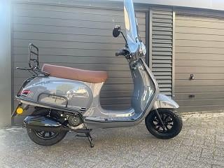 Direct leverbaar nieuwe Santini Capri Vespa scooters actie  1729 klaar