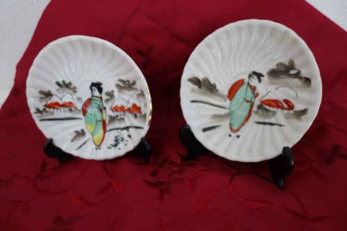 2 oude japanse bordjes, 10 cm. doorsnee, puntgaaf
