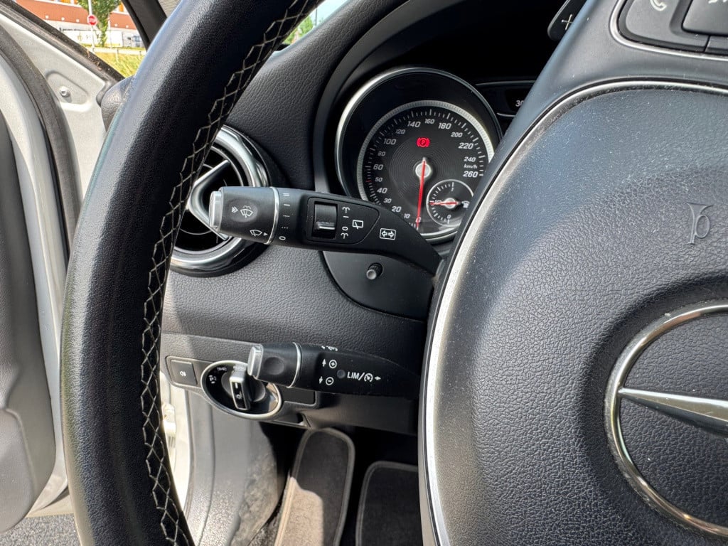 Mercedes-Benz Gla-klasse 180 business solution amg automaat / panoramadak ,