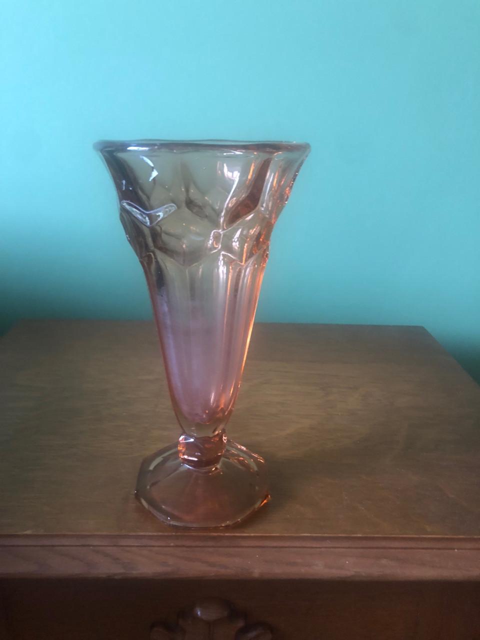 Vintage Roze Glazen Vaas - Elegant en Tijdloos