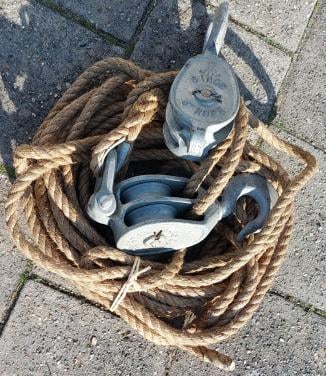 +/- 20 Meter Manilla touw ø 20 mm. + 2 Dubbele Katrollen