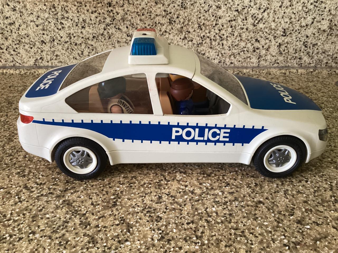 Playmobil.   Politie-auto met bestuurder, bijrijder en boef.