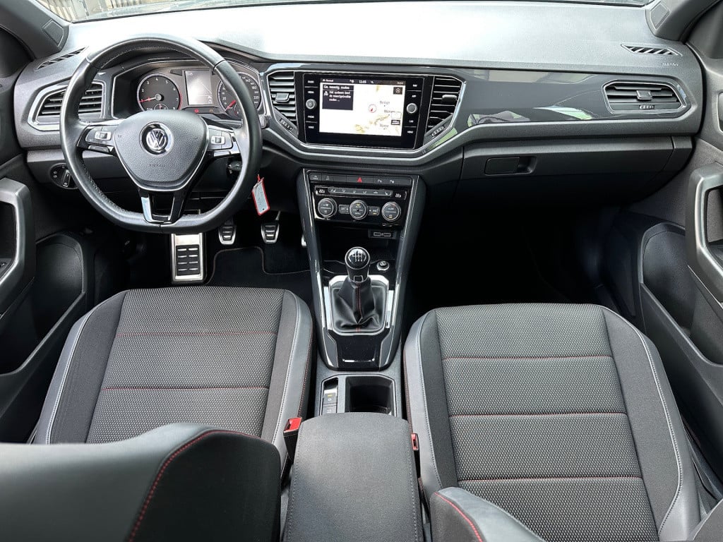 Volkswagen T-roc 1.5 tsi 150pk sport | led | dode hoek | trekhaak | carplay
