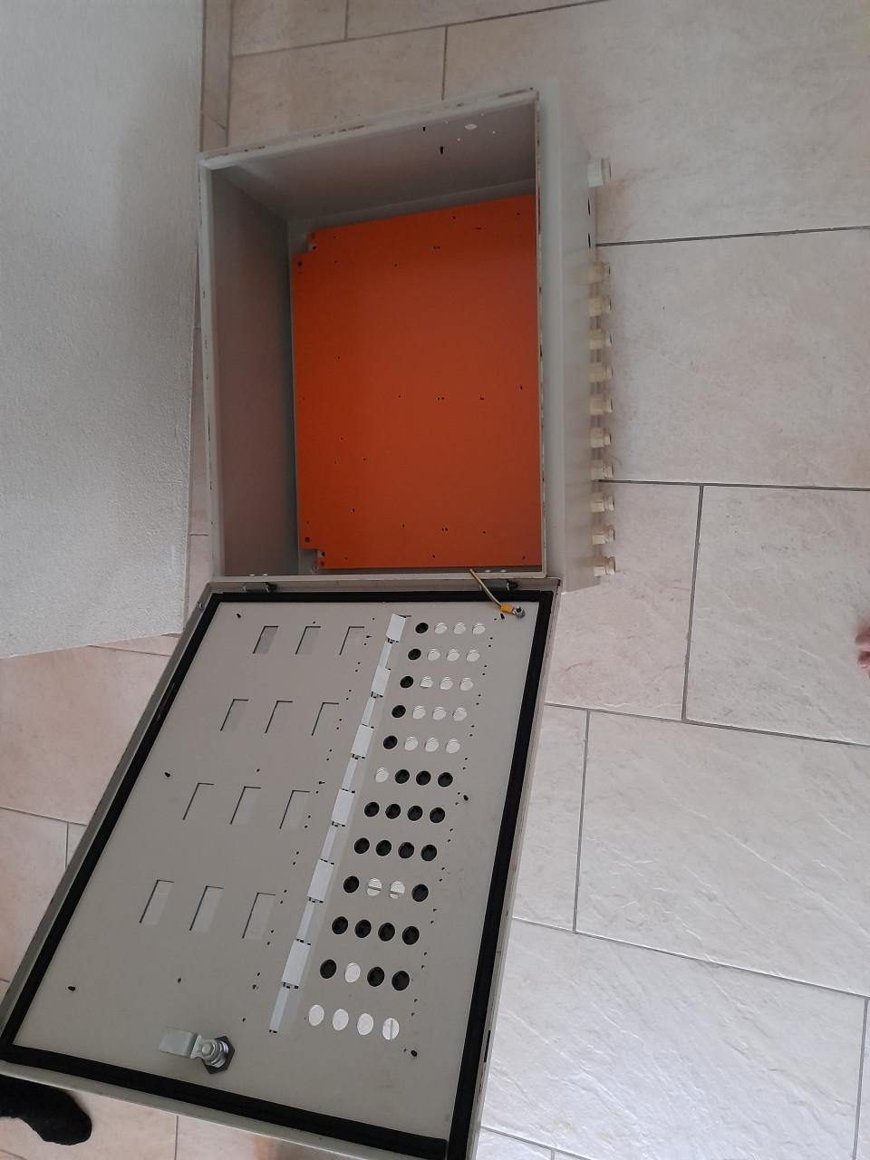 1 x systeemkast / installatiekast / elektrakast.